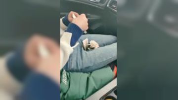 男主播冒充抖音主持套路正在摘野菜的学妹到车上啪啪