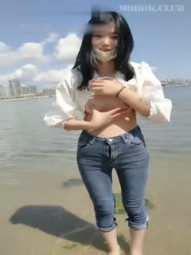 带著高颜值嫩妹沙滩散步,旁边都是人,撩起上衣就露出一对大白兔,找个角落吃JJ