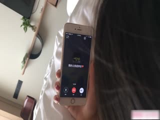 “你瞅我急尿不出来插到我子宫里了”对白刺激淫荡大学生援交美眉背着男友约炮边拿着肉棒边与男友通电话差点被发现