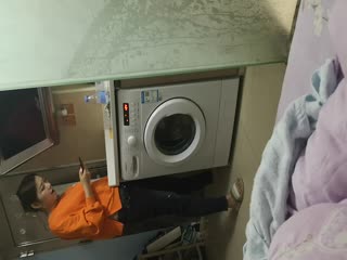 大神刘先生~大战在即，两个欲望很强的妹子，'你俩关系不好呀，咋不一块洗',我们关系好着呢，啊你拍啦！