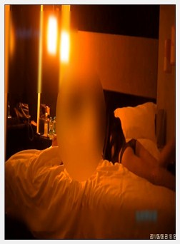 美女疼的捂着逼强忍被干