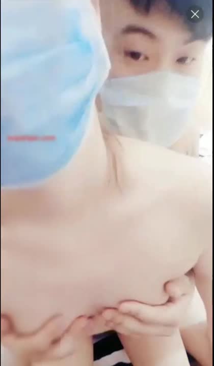 小鲜肉与两个90后嫩妹子三人行