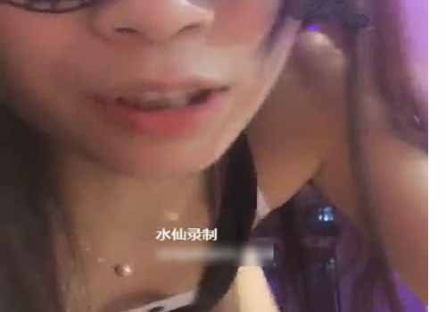 继雪梨枪之后又一个很屌的美女主播一次PK3个肉男嘴上...