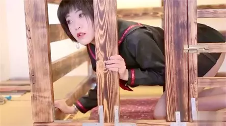 巨乳妻子和老公在厨房关起门来做饭，用辣椒辣老公小...