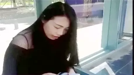 深圳上班的气质漂亮打工妹等公交车时被专搞美女的老...