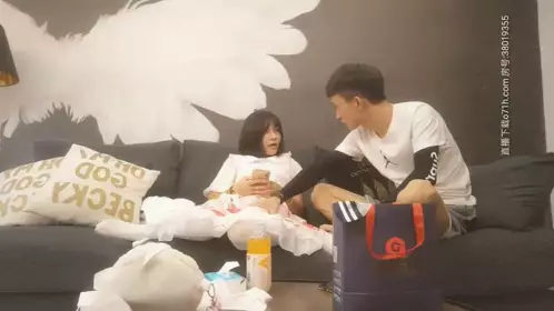 小姐姐看着挺文静玩得挺花哨啊,异物塞入,给大伙表演壹下母鸡下蛋吧
